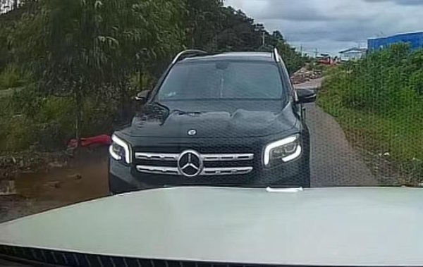 华盈策略 奔驰女司机逼迫让路被拘！证件系丈夫所有，消防此前已立案